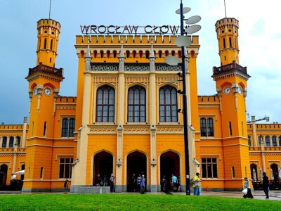 Jolanta PAWNIK: 170 lat architektonicznej perełki. Historia i tajemnice wrocławskiego Dworca Głównego