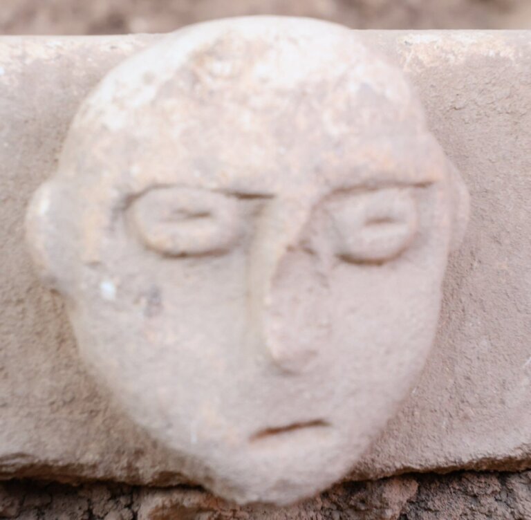 Sensacyjne odkrycie archeologiczne w Sefer Tepe. Wyrzeźbiona twarz sprzed 12 tys. lat 