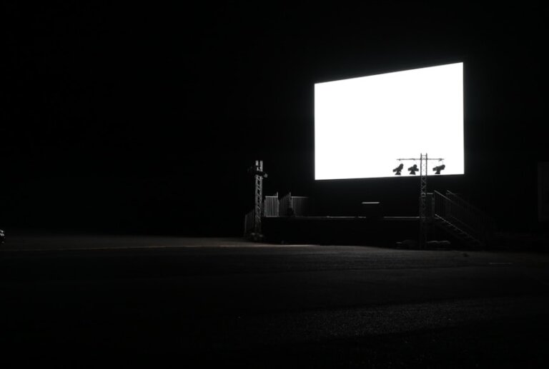 Projektor czy duży telewizor? Jak stworzyć budżetowe kino domowe