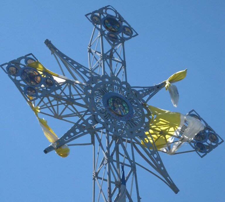 Spór o rocznicowe podświetlanie krzyża