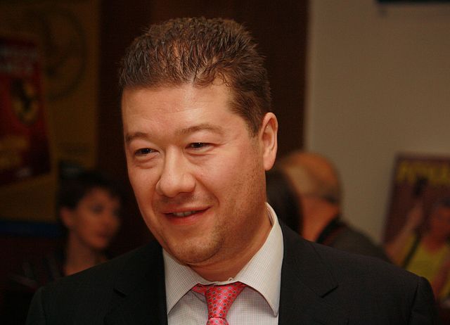 Tomio Okamura, lider radykalnego prawicowego, antyeuropejskiego i ksenofobicznego ruchu Wolność i Demokracja Bezpośrednia (SPD), został wybrany na przewodniczącego Izby Poselskiej czeskiego parlamentu. Głosowali na niego tylko deputowani parlamentarnej większości.