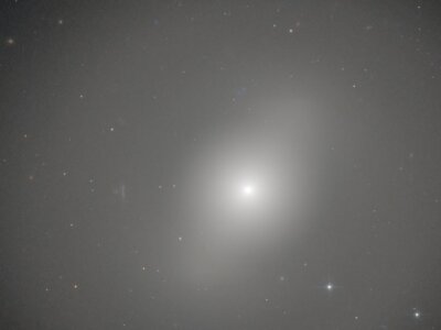 Teleskop Hubble’a wykonał obserwacje galaktyki soczewkowatej w gwiazdozbiorze Złotej Ryby