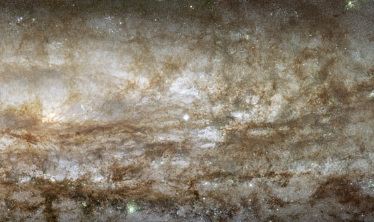 Astronomowie uchwycili najjaśniejszą galaktykę spiralną w grupie galaktyk w Rzeźbiarzu