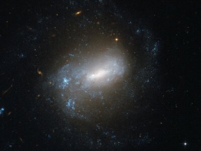 Teleskop Hubble’a wykonał obserwacje galaktyki spiralnej z poprzeczką w gwiazdozbiorze Erydanu