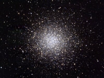 Teleskop Hubble’a wykonał obserwacje gromady kulistej w gwiazdozbiorze Wężownika