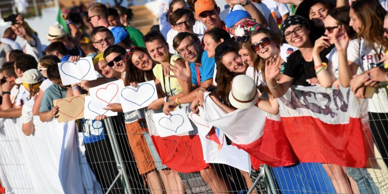 Młodzież w Kościele Katolickim ”W lipcu 2016 roku odbyły się w Krakowie Światowe Dni Młodzieży. Wydarzenie to było okazją do pokazania Polski grupom liczącym 2,5 miliona pielgrzymów z całego świata. Było też okazją do budowy pokoleniowego doświadczenia, tworzącego i spajającego wspólnotę młodych Polaków” – pisze Michał KŁOSOWSKI na łamach Wszystko co Najważniejsze w tekście „Co pozostało ze Światowych Dni Młodzieży?„ „Często narzeka się na polską młodzież. A to że niewychowani, a to że bez tożsamości i świadomości swojego pochodzenia, a to że nic ich nie obchodzi. Socjologowie twierdzą, że generacji urodzonej po roku 1989 brak kształcącego doświadczenia pokoleniowego, które spowodowałoby stworzenie wspólnoty i ukierunkowałoby energię pokolenia — wydarzenia na miarę Solidarności, Woodstocku w latach 60. czy I pielgrzymki Jana Pawła II. Jednak rok 2016 mógł być przełomowy — spotkanie młodych z Franciszkiem w Krakowie miało szansę stać się takim właśnie doświadczeniem, dzięki któremu młodzi Polacy mogli nauczyć się samych siebie, a dzięki 2,5 miliona pielgrzymów z całego świata poznać różnorodną kulturę, odnajdując to, co łączy, i równocześnie dowiedzieć się, dlaczego się różnimy. Czy faktycznie tak się stało?” „Podczas pierwszych, organizowanych w Polsce, ŚDM w 1991 roku na Jasnej Górze papież Jan Paweł II mówił do zgromadzonych na Błoniach: „Trzeba, abyście wchodzili na wielkie drogi historii nie tylko tu, w Europie, ale na wszystkich kontynentach i wszędzie stawali się świadkami Chrystusowych błogosławieństw (…)”. Słowa te stały się dla wielu drogowskazem w życiu. Zmarły w grudniu 2015 roku dominikanin, twórca spotkań młodych na Lednicy, o. Jan Góra, często mówił, że to między innymi te słowa skierowały go na drogę pracy z młodzieżą.” LINK DO TEKSTU:https://wszystkoconajwazniejsze.pl/michal-klosowski-co-pozostalo-ze-swiatowych-dni-mlodziezy