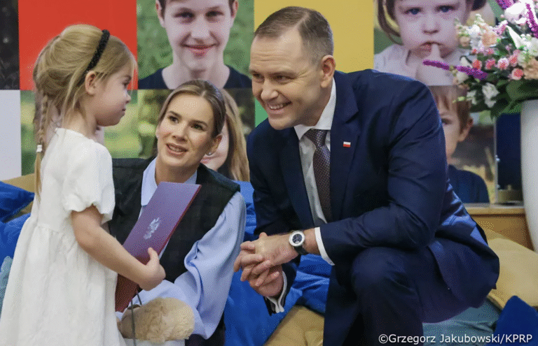 Fundacja Dorastaj z Nami pokazuje, że pod mundurem jest człowiek - syn, ojciec, córka czy matka - powiedział prezydent Karol Nawrocki podczas uroczystości wręczenia dyplomów stypendialnych podopiecznym Fundacji, która m.in. wspiera dzieci poległych i rannych żołnierzy i funkcjonariuszy.