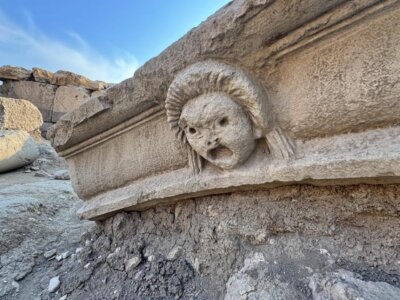 Starożytne płaskorzeźby w motywie masek teatralnych. Artefakty rzucają nowe światło na romanizację Anatolii