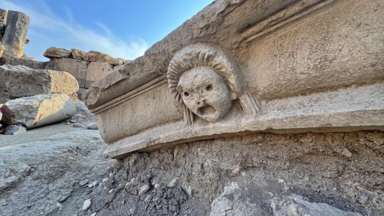 płaskorzeźby w motywie masek teatralnych