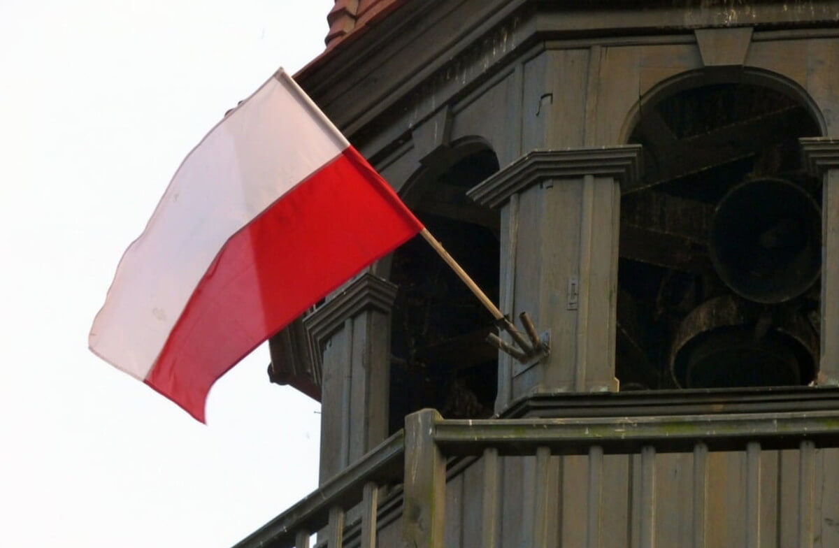Jak prawidłowo wywiesić flagę Polski?