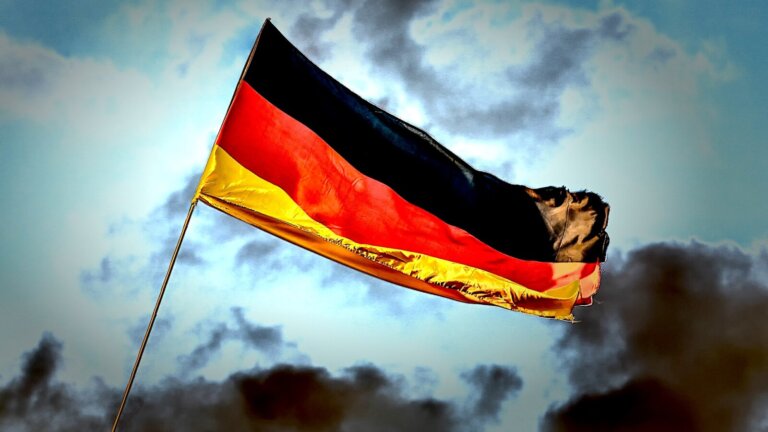 Byliśmy aroganccy wobec Polski, należy zapewnić finansowe zadośćuczynienie polskim ofiarom drugiej wojny światowej - powiedział Roderich Kiesewetter, wieloletni deputowany CDU. Zaangażowany w kształtowanie polityki zagranicznej Berlina poseł ostrzega przy tym, że USA tracą wolę obrony Europy, a Rosja jest „na drodze do zwycięstwa”.