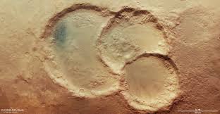 Życie ukrywa się w kraterach na Marsie?
