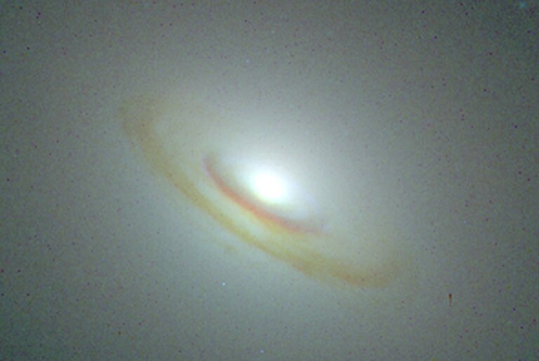 Teleskop Hubble'a wykonał obserwacje galaktyki soczewkowatej w gwiazdozbiorze Panny