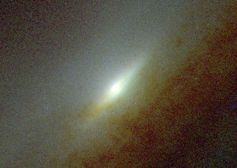 Astronomowie uchwycili galaktykę aktywną w gwiazdozbiorze Smoka