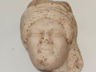 Marmurowa maska ukazująca Kartaginkę. Zaskakujące odkrycie z sanktuarium Tofet