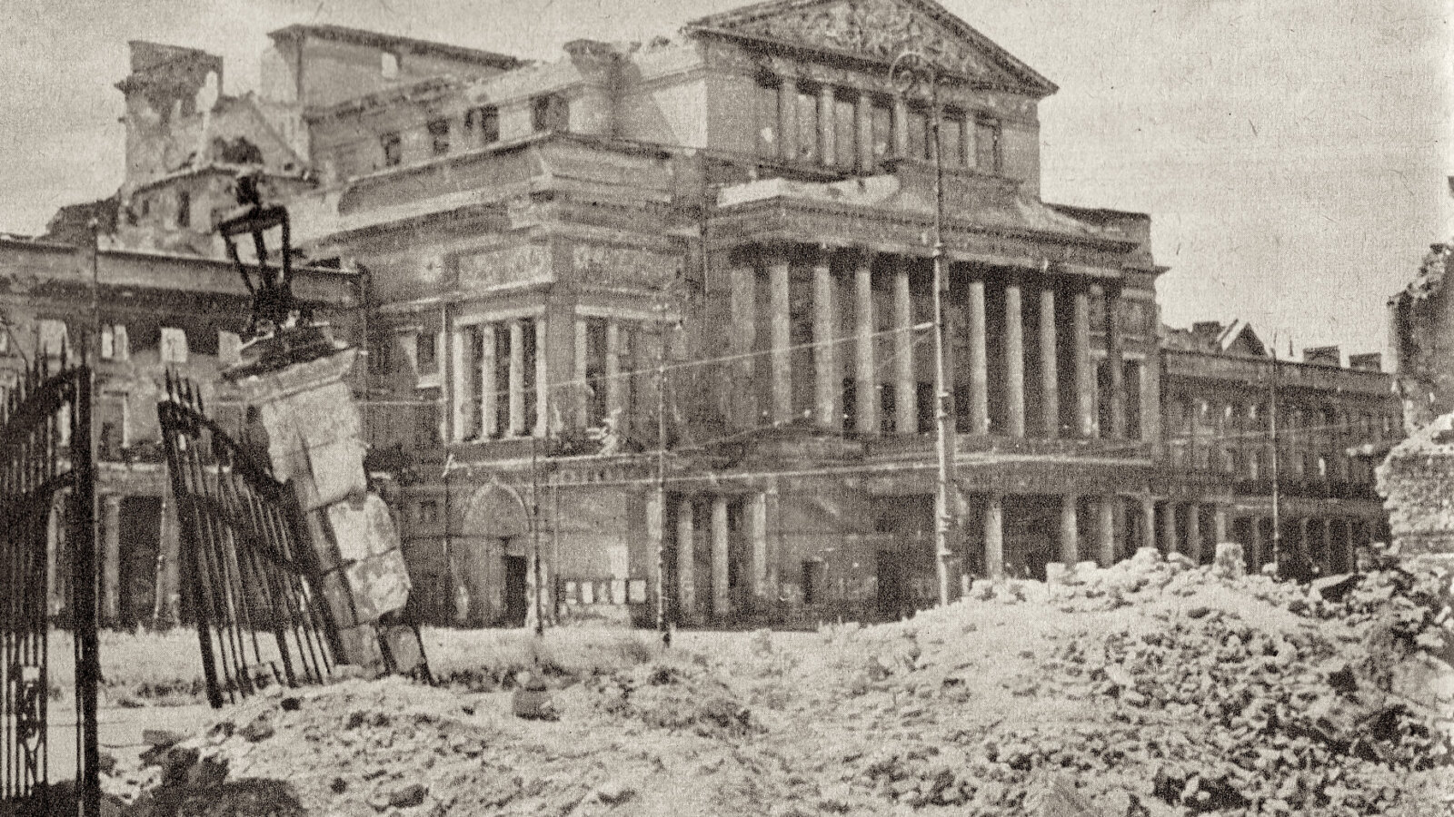 Prof. Jerzy MIZIOŁEK: Panteon teatrów i jego potrójny listopadowy jubileusz