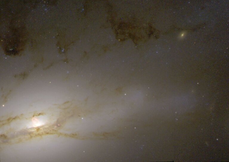 Teleskop Hubble'a wykonał obserwacje galaktyki aktywnej w gwiazdozbiorze Panny