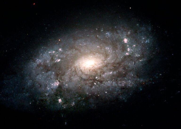 Teleskop Hubble’a wykonał obserwacje galaktyki spiralnej w gwiazdozbiorze Wielkiej Niedźwiedzicy