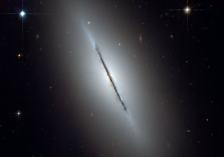 Teleskop Hubble'a wykonał obserwacje galaktyki soczewkowatej w gwiazdozbiorze Smoka