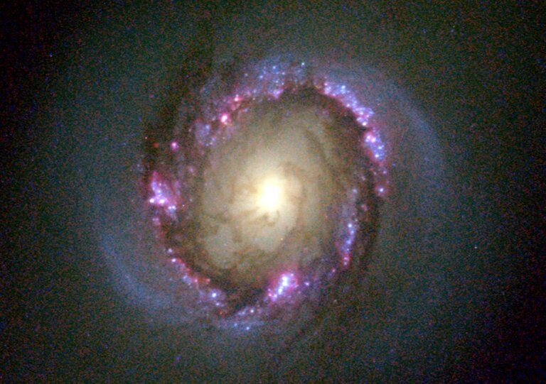 Teleskop Hubble'a wykonał obserwacje galaktyki spiralnej z poprzeczką w gwiazdozbiorze Warkocza Bereniki