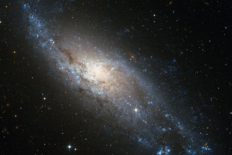 Teleskop Hubble'a wykonał obserwacje galaktyki spiralnej w gwiazdozbiorze Tukana