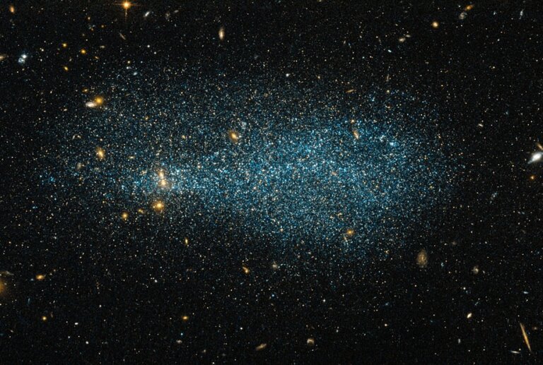 Astronomowie uchwycili karłowatą galaktykę nieregularną należącą do grupy galaktyk w Rzeźbiarzu