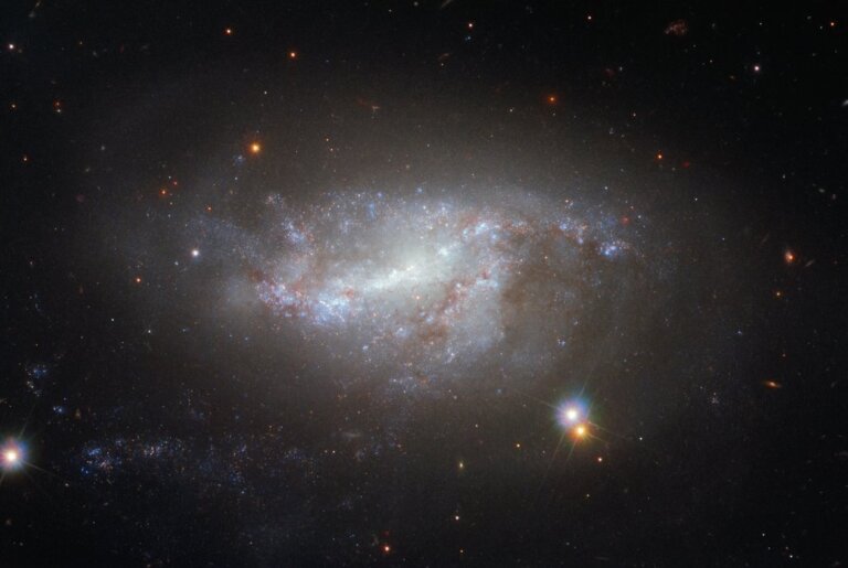 Teleskop Hubble'a wykonał obserwacje galaktyki spiralnej w gwiazdozbiorze Wagi