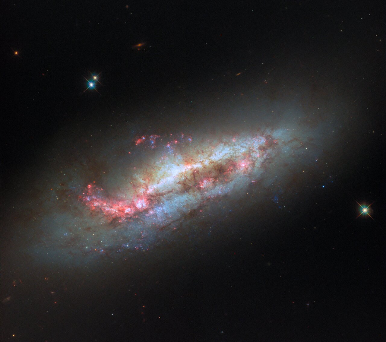 Teleskop Hubble'a wykonał obserwacje galaktyki spiralnej w gwiazdozbiorze Węża Wodnego