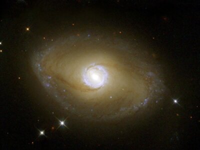 Astronomowie uchwycili galaktykę spiralną z poprzeczką w gwiazdozbiorze Pawia