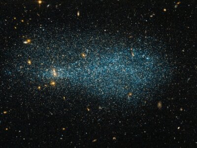 Astronomowie uchwycili karłowatą galaktykę nieregularną należącą do grupy galaktyk w Rzeźbiarzu