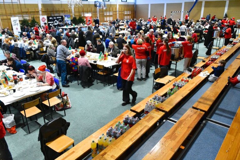 Po raz dziewiąty Caritas Polska zorganizuje w 90 miastach wieczerze wigilijne dla potrzebujących, bezdomnych i samotnych. W tym roku do wspólnej wieczerzy zasiądzie w sumie 25 tys. osób. Podczas kolacji podane zostanie ponad 7,5 tony karpia i 28 tys. litrów czerwonego barszczu.