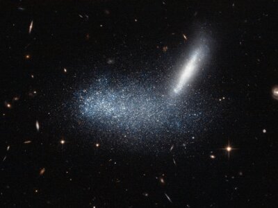 Astronomowie uchwycili karłowatą galaktykę nieregularną w gwiazdozbiorze Rylca