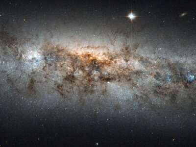 Teleskop Hubble’a wykonał obserwacje galaktyki spiralnej z poprzeczką w gwiazdozbiorze Psów Gończych