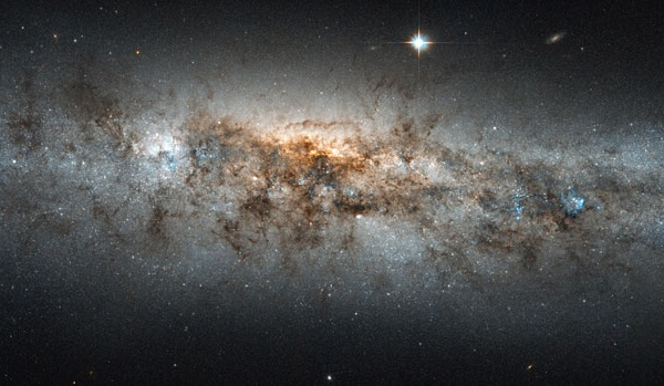 Teleskop Hubble’a wykonał obserwacje galaktyki spiralnej z poprzeczką w gwiazdozbiorze Psów Gończych