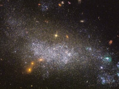 Teleskop Hubble’a wykonał obserwacje galaktyki karłowatej w gwiazdozbiorze Lwa