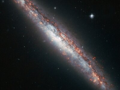 Teleskop Hubble’a wykonał obserwacje galaktyki spiralnej z poprzeczką należącej do gromady w Pannie