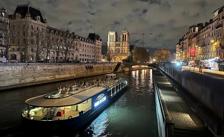 prace renowacyjne w katedrze Notre-Dame