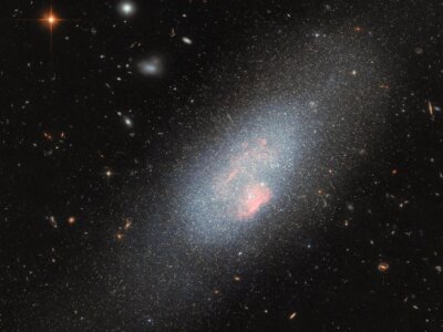 Astronomowie zaobserwowali niebieską zwartą galaktykę karłowatą w gwiazdozbiorze Wielkiej Niedźwiedzicy