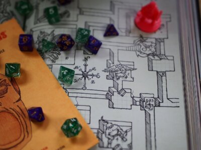 Maciej BZURA: Gry fabularne. Analogowa rozrywka wzmacniająca relacje międzyludzkie