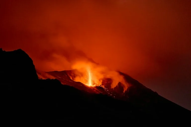 Naukowcy z Wielkiej Brytanii i Niemiec uważają, że erupcja wulkanu ok. 1345 r. mogła zapoczątkować proces, który doprowadził do wybuchu epidemii dżumy w Europie zwanej Czarną Śmiercią. Szacuje się, że w latach 1348-1349 choroba ta mogła doprowadzić do śmierci nawet połowy populacji na kontynencie.