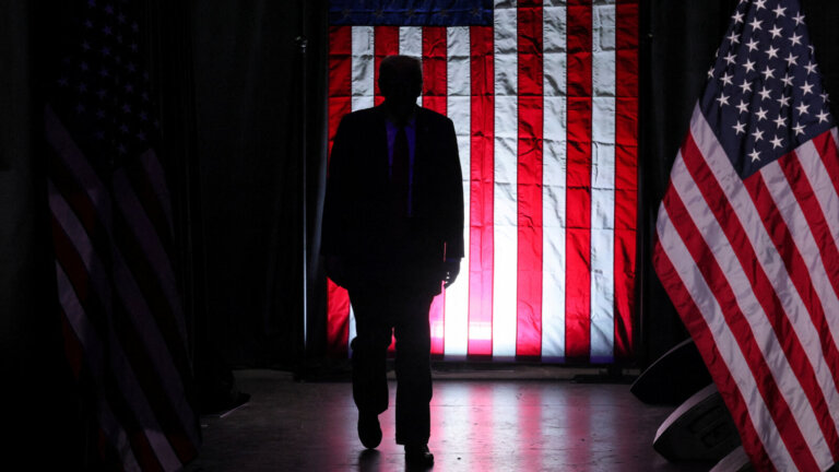 Znany prawnik Alan Dershowitz powiedział w rozmowie z prezydentem Donaldem Trumpem, że nie jest jasne, czy może legalnie ubiegać się o trzecią kadencję w Białym Domu - donosi „Wall Street Journal”. Ocenił jednak, że Donald Trump nie zamierza tego zrobić.