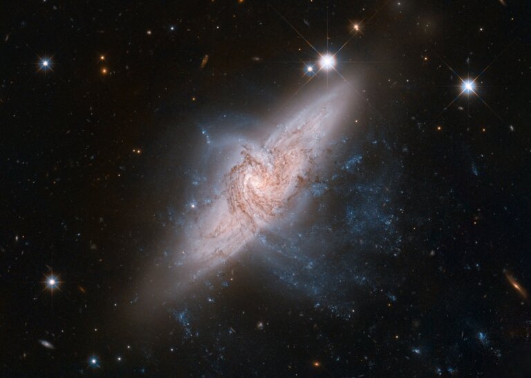 Astronomowie uchwycili galaktykę spiralną należącą do Gromady w Hydrze