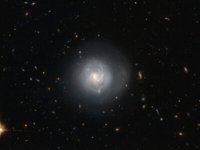 Teleskop Hubble’a wykonał obserwacje galaktyki soczewkowatej w gwiazdozbiorze Wolarza