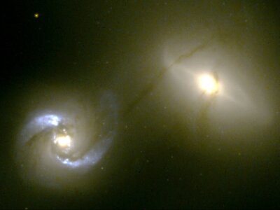 Teleskop Hubble’a uchwycił parę zderzających się galaktyk w gwiazdozbiorze Byka