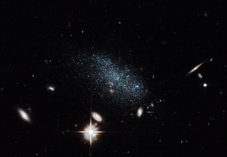 Teleskop Hubble’a wykonał obserwacje galaktyki karłowatej w Lokalnej Pustce