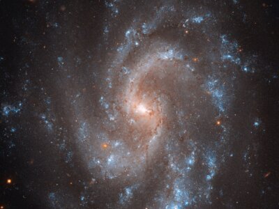 Astronomowie uchwycili galaktykę spiralną z poprzeczką w gwiazdozbiorze Panny, w której miała miejsce niezwykle jasna supernowa