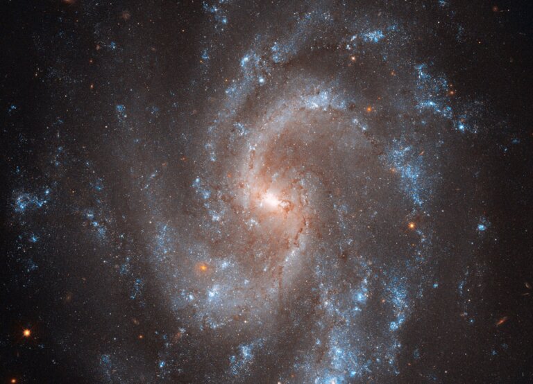 Astronomowie uchwycili galaktykę spiralną z poprzeczką w gwiazdozbiorze Panny, w której miała miejsce niezwykle jasna supernowa