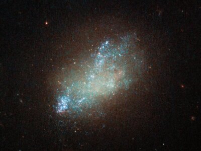 Teleskop Hubble’a wykonał obserwacje galaktyki nieregularnej w gwiazdozbiorze Lwa