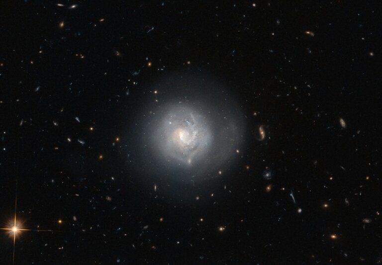 Teleskop Hubble’a wykonał obserwacje galaktyki soczewkowatej w gwiazdozbiorze Wolarza