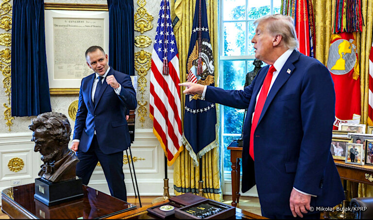 „Donald Trump uwielbia tego byłego boksera, który regularnie grozi Ursuli von der Leyen” [Journal du Dimanche]